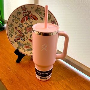 Bnwt HydroFlask 40oz travel tumbler with straw lid in trillium. 💗